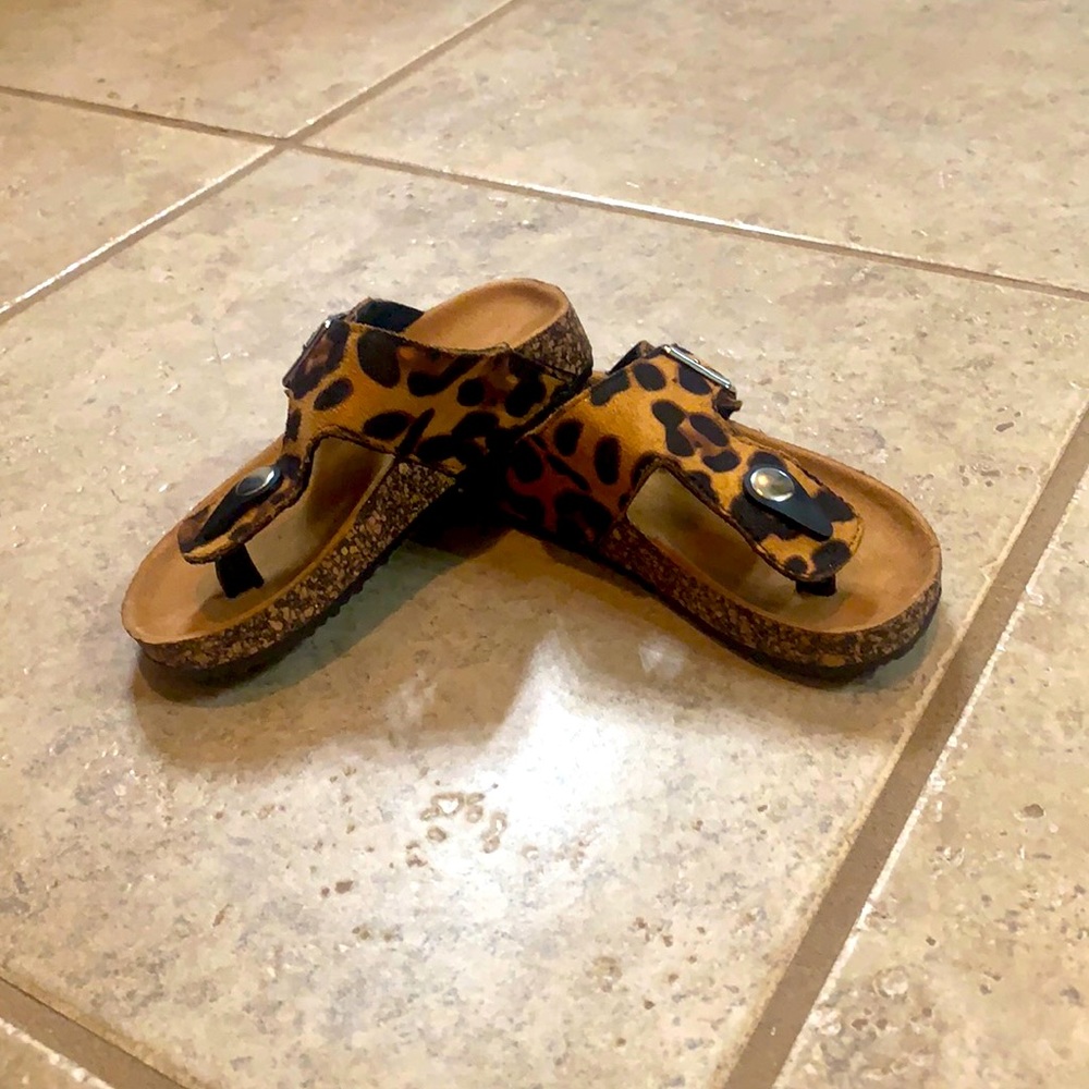 Beautiful toddler girls size 6 animal print shoes